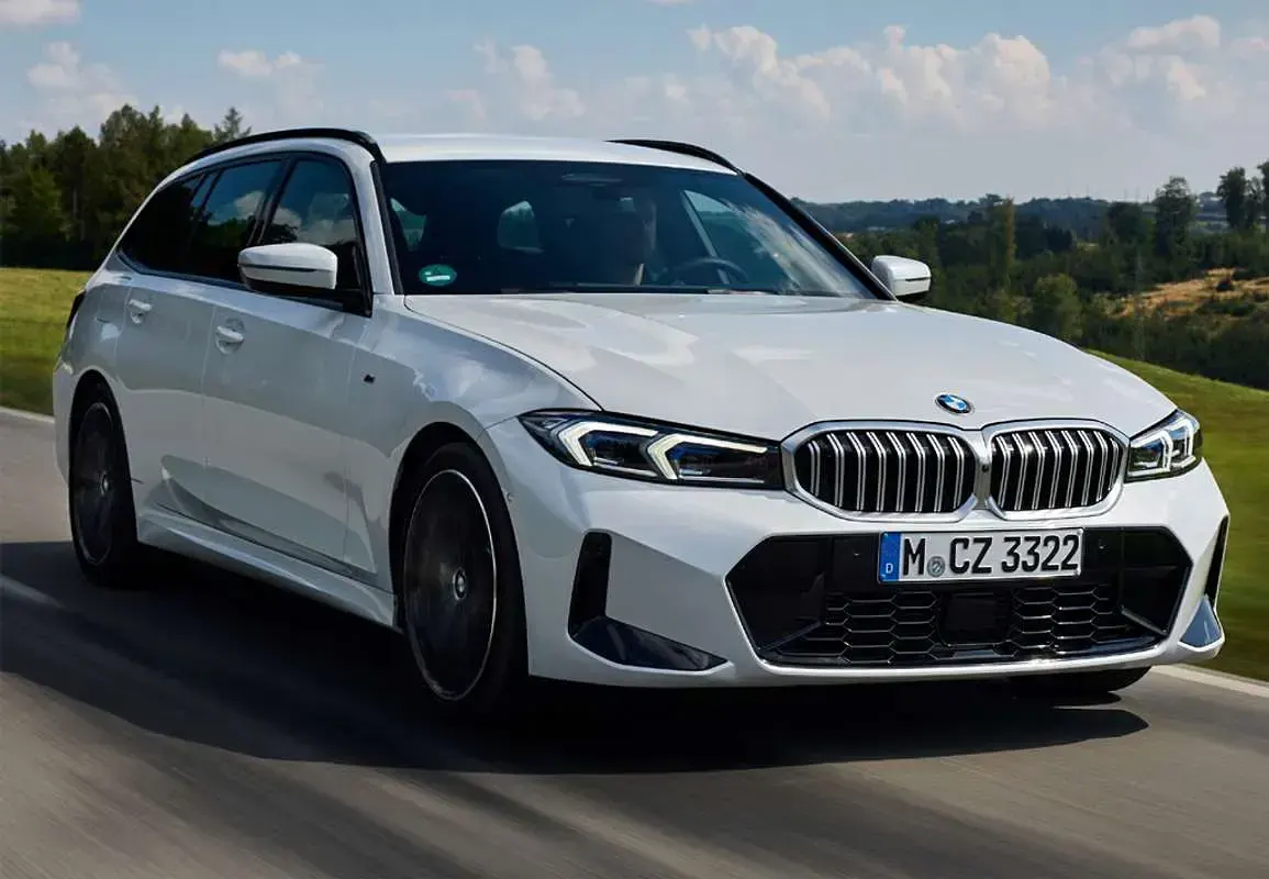 Käytetty BMW 330e Comfort Edition 292 HP (214 kW) 2025 Musta Farmari
