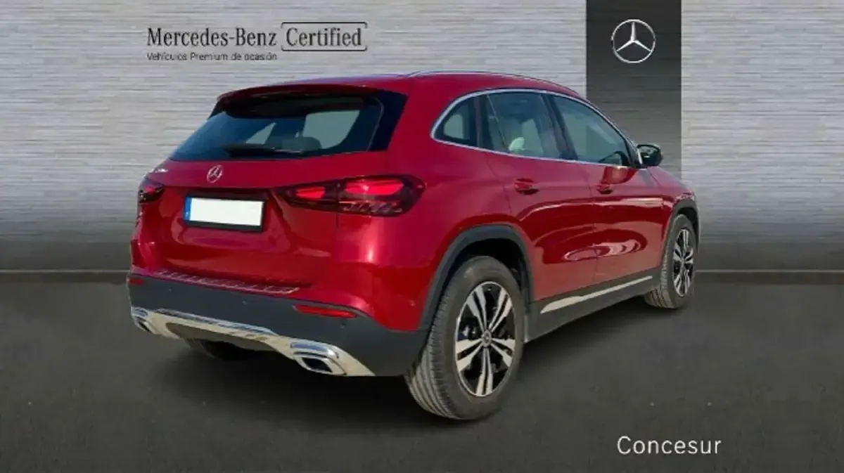 Begagnad Mercedes GLA200 150 HK (110 kW) 2025 Röd SUV