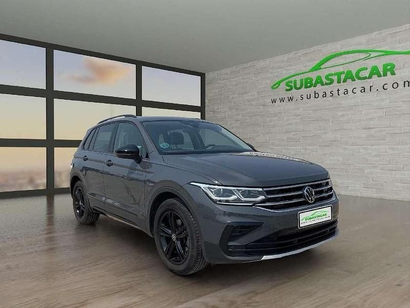 Usado VW Tiguan Sportline 150 CV (110 kW) 2022 Gris SUV