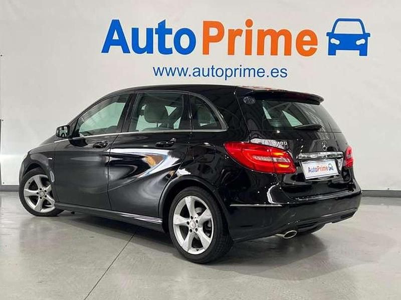 Usado Mercedes B180 109 CV (80 kW) 2012 Negro Monovolumen