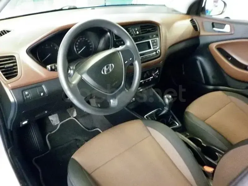 Usado Hyundai i20 84 CV (61 kW) 2017 Blanco Berlina