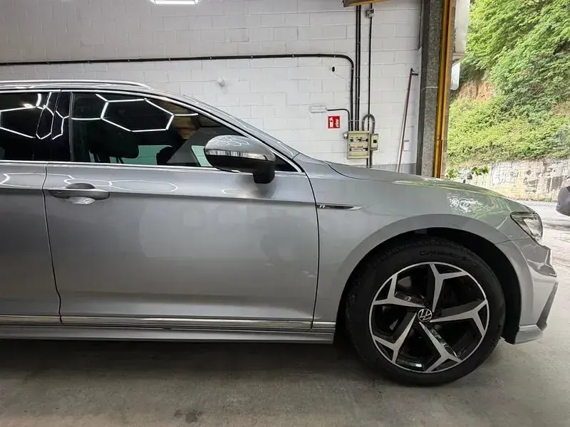 Usado VW Passat R-line 150 CV (110 kW) 2020 Gris / plata Familiar