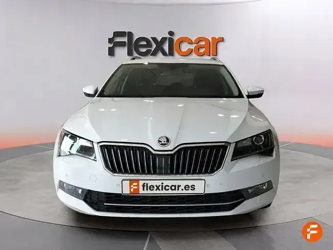 Usado Skoda Superb Style 150 CV (110 kW) 2016 Blanco Familiar