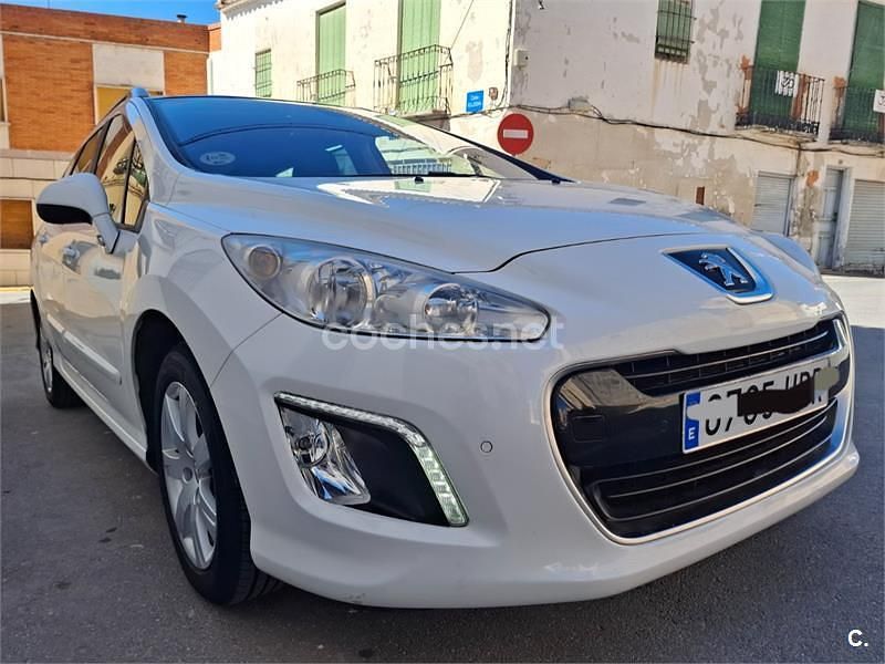 Usado Peugeot 308 SW Active 115 CV (84 kW) 2013 Blanco Familiar