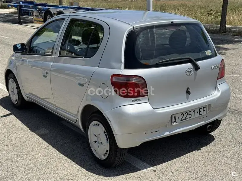 Usado Toyota Yaris Luna 86 CV (63 kW) 1999 Gris / plata Berlina