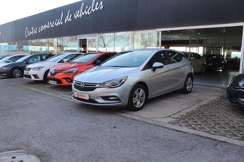Usado Opel Astra Selective 110 CV (80 kW) 2018 Gris Familiar
