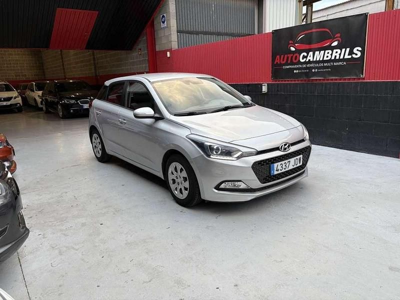 Plateado Usado 2015 Hyundai i20 Utilitario | 7990 € (Buen precio) - Imagen 1/4