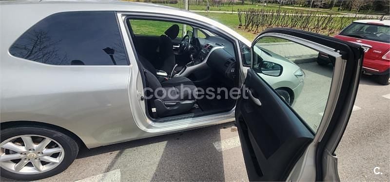 Usado Toyota Auris Luna 90 CV (66 kW) 2007 Gris / plata Utilitario