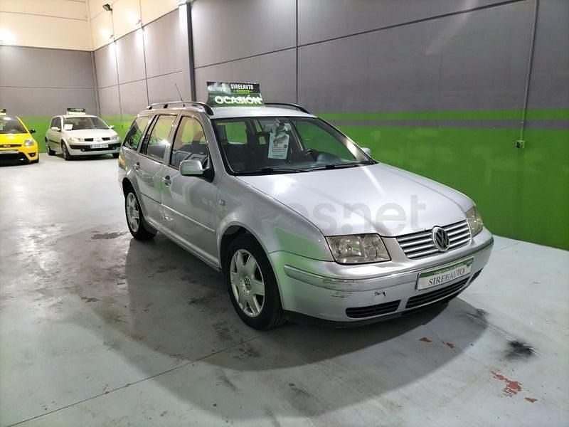 Usado VW Bora Highline 115 CV (84 kW) 1999 Gris / plata Berlina