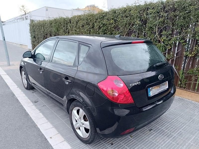 Usado Kia Ceed Active 115 CV (84 kW) 2008 Negro Utilitario