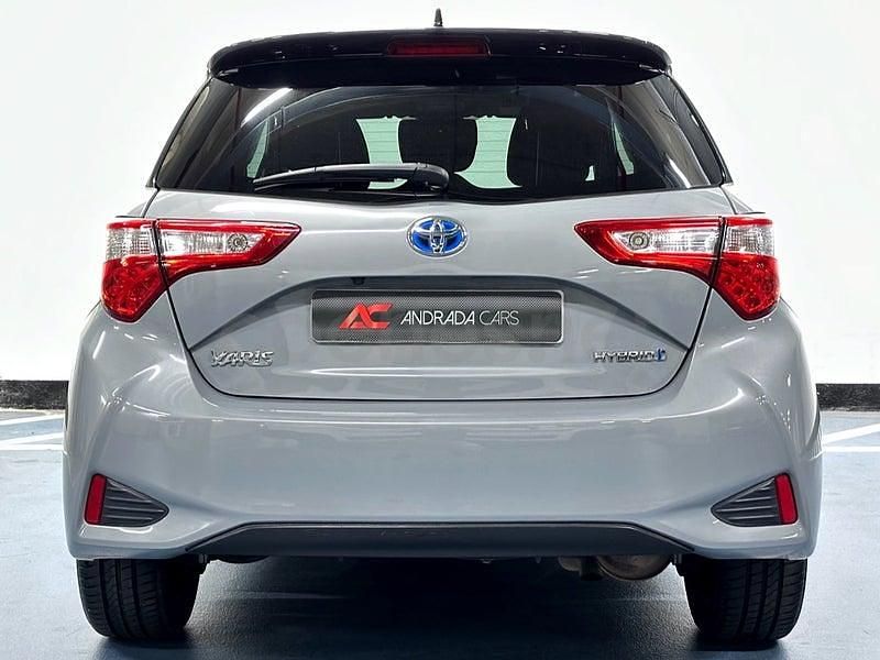 Usado Toyota Yaris Hybrid Edition 100 CV (73 kW) 2018 Gris / plata Berlina