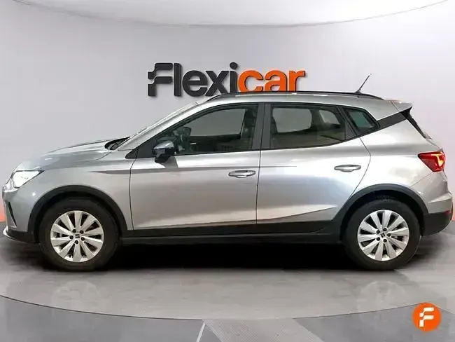 Usado Seat Arona Style Plus 110 CV (80 kW) 2022 Gris SUV