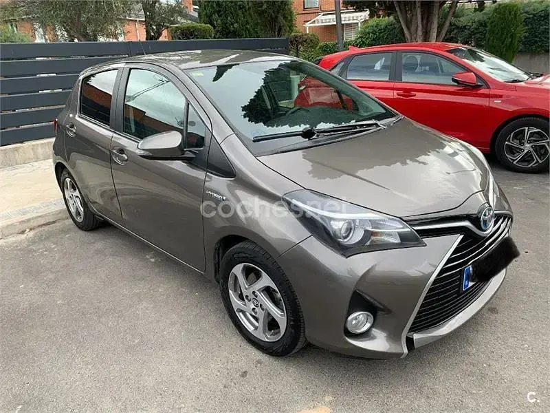 Käytetty Toyota Yaris Hybrid Active 100 HP (73 kW) 2016 Harmaa Sedan
