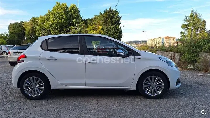 Usado Peugeot 208 Signature Sky 110 CV (80 kW) 2019 Blanco Utilitario