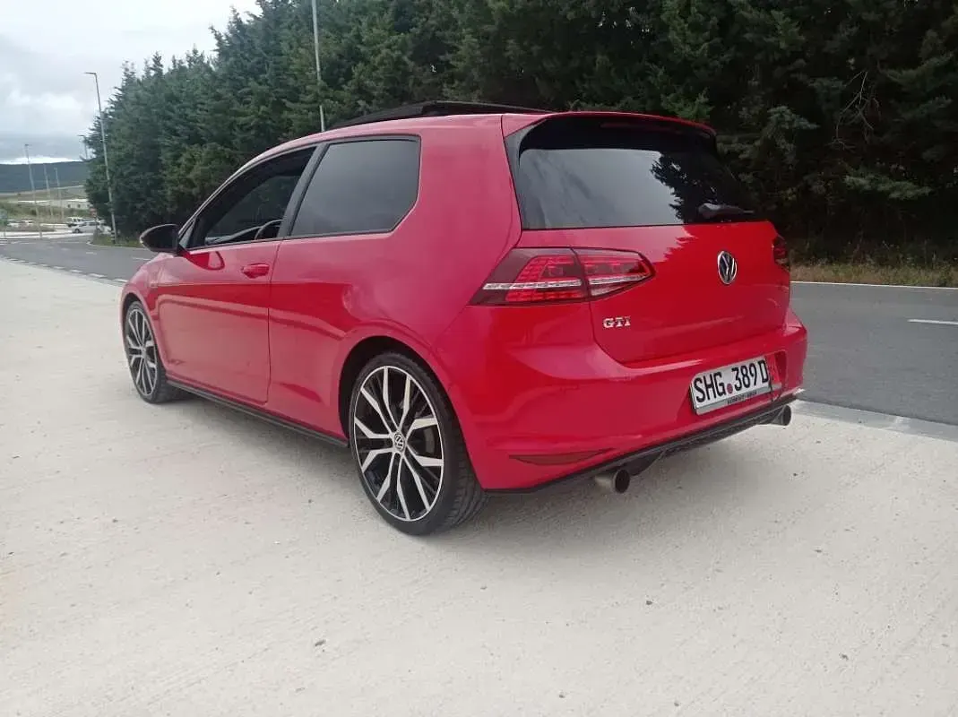 Usado VW Golf VII GTI 220 CV (161 kW) 2014 Rojo Utilitario