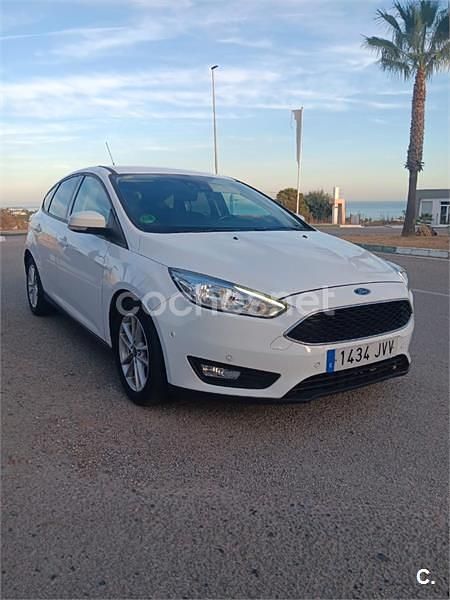 Usado Ford Focus Trend 125 CV (91 kW) 2016 Blanco Berlina