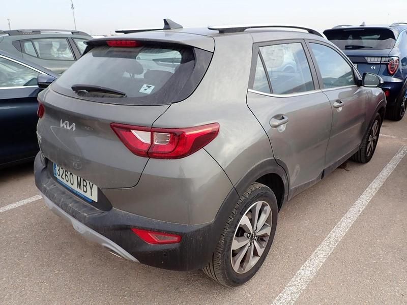 Usado Kia Stonic 120 CV (88 kW) 2022 Verde SUV