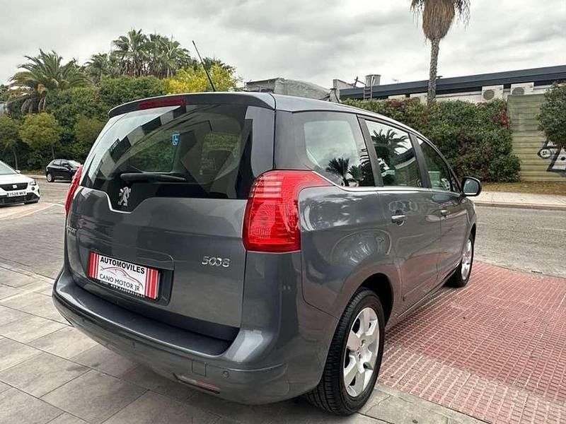 Usado Peugeot 5008 111 CV (81 kW) 2012 Gris Monovolumen