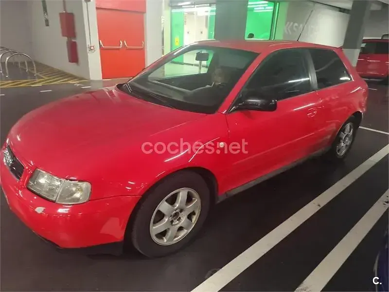 Usado Audi A3 Attraction 125 CV (91 kW) 1999 Rojo Utilitario