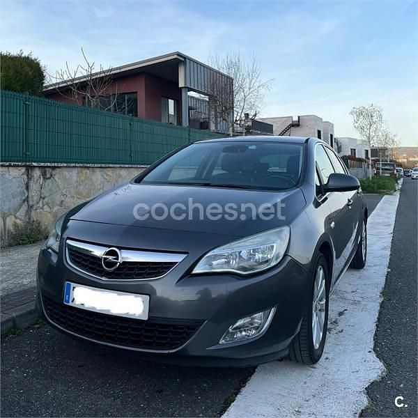Usado Opel Astra Cosmo 110 CV (80 kW) 2011 Gris / plata Berlina