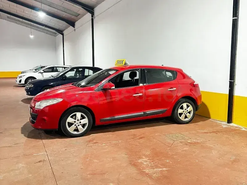 Usado Renault Mégane Dynamique 110 CV (80 kW) 2011 Rojo Berlina