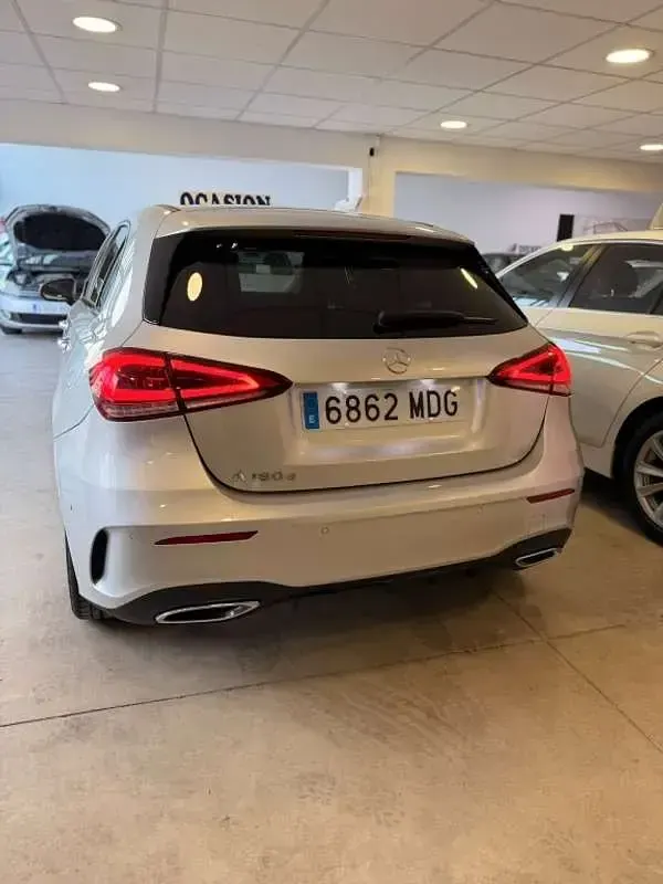 Usado Mercedes A180 116 CV (85 kW) 2023 Plateado Utilitario