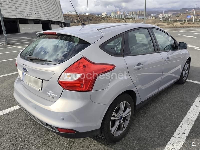 Usado Ford Focus 125 CV (91 kW) 2014 Gris / plata Berlina