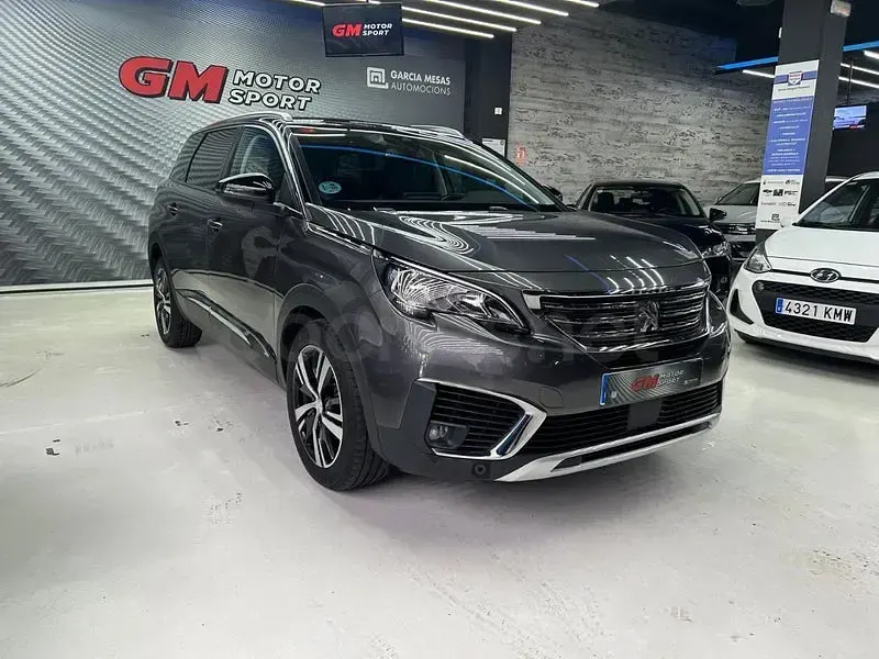 Usado Peugeot 5008 Allure 131 CV (96 kW) 2019 Gris / plata SUV