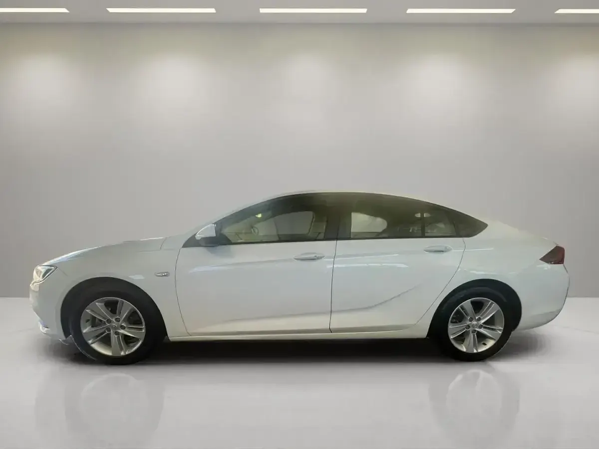 Usado Opel Insignia Selective 136 CV (100 kW) 2019 Blanco