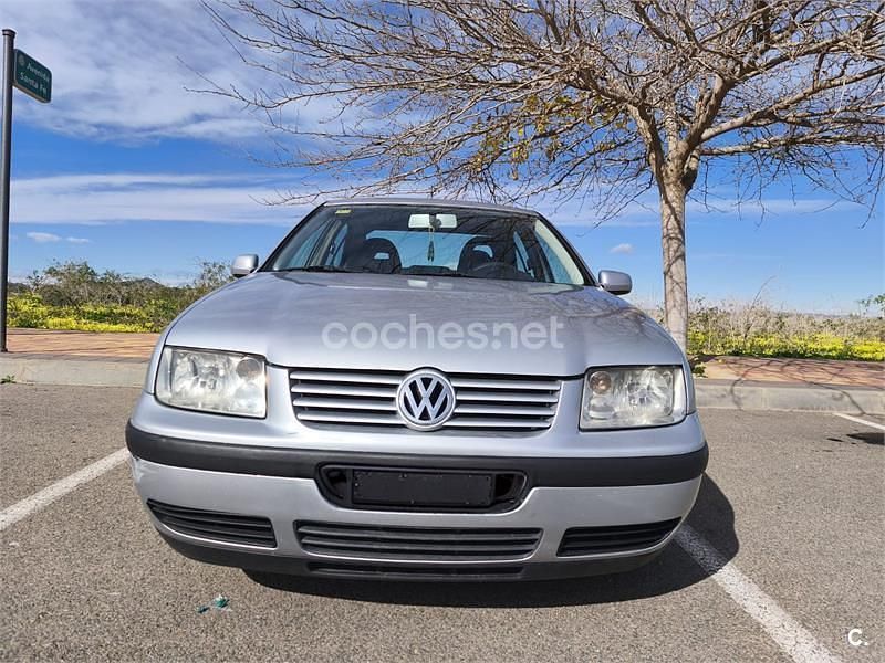 Usado VW Bora Conceptline 100 CV (73 kW) 2002 Gris / plata Berlina
