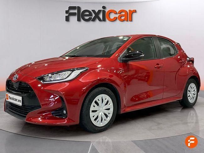 Usado Toyota Yaris Hybrid Active 116 CV (85 kW) 2023 Rojo