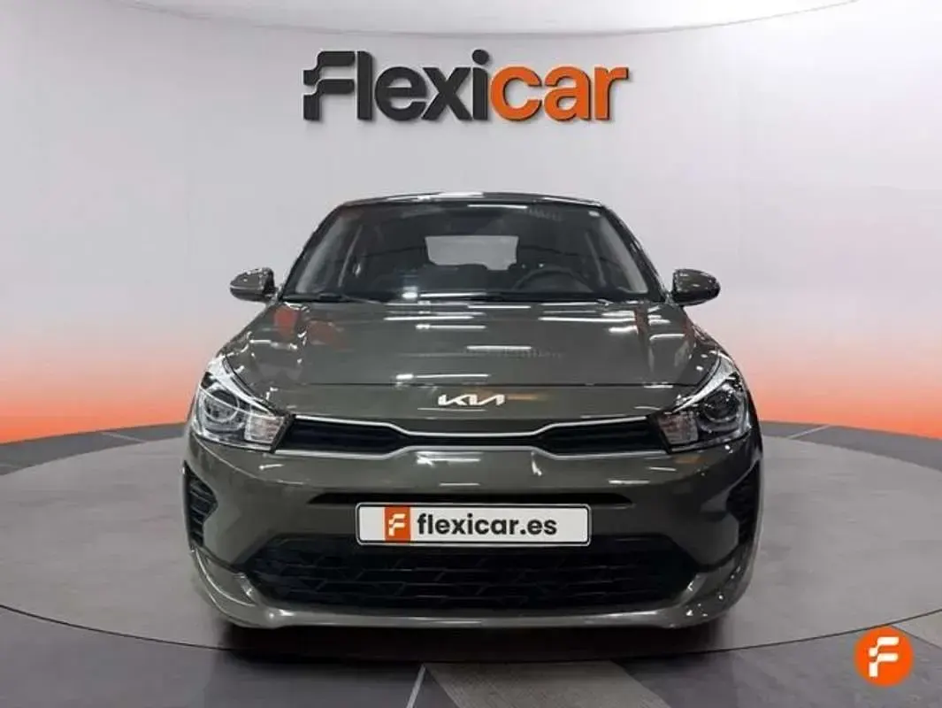 Usado Kia Rio 84 CV (61 kW) 2023 Gris Utilitario