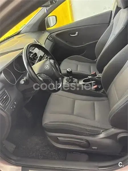 Usado Hyundai i30 GO! 100 CV (73 kW) 2016 Beige Berlina