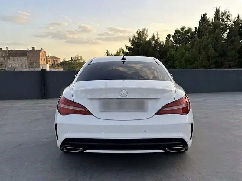 Usado Mercedes CLA200 136 CV (100 kW) 2018 Blanco Coupe