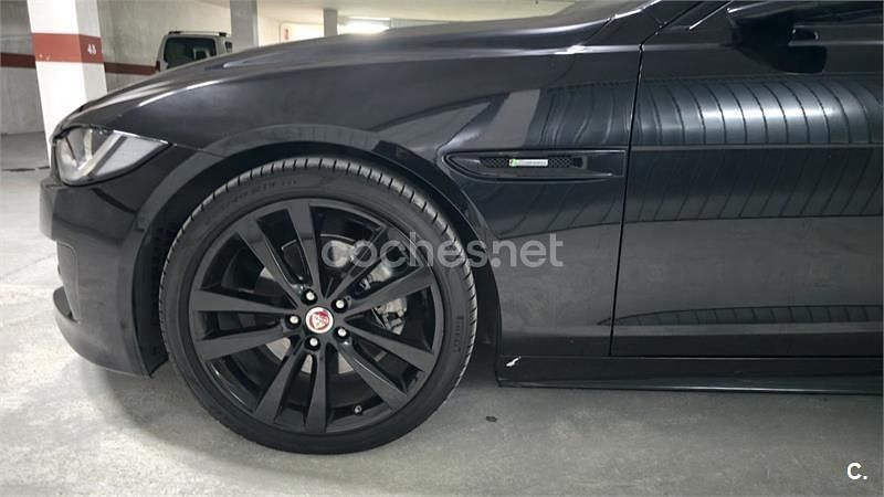Usado Jaguar XE R-Sport 180 CV (132 kW) 2016 Negro Berlina