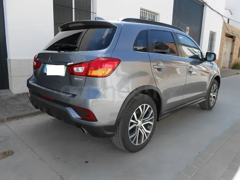 Usado Mitsubishi ASX Motion 117 CV (86 kW) 2019 Gris / plata SUV