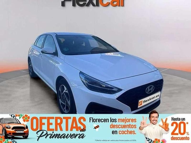 Usado Hyundai i30 120 CV (88 kW) 2024 Blanco Berlina