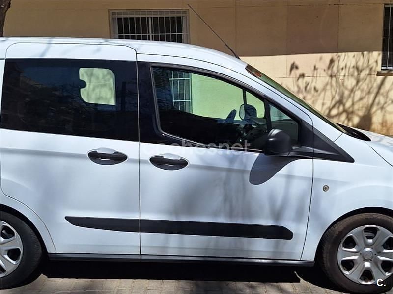 Usado Ford Tourneo Courier Ambiente 95 CV (69 kW) 2014 Blanco Monovolumen