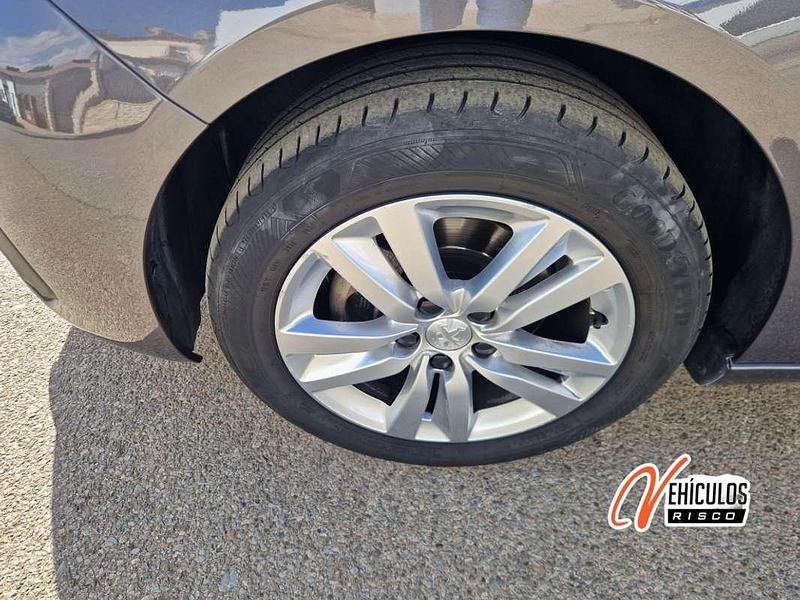 Usado Peugeot 308 Active 131 CV (96 kW) 2021 Gris Utilitario