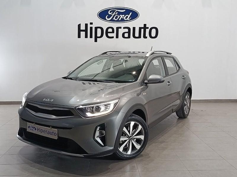 Usado Kia Stonic 84 CV (61 kW) 2023 Gris / plata SUV