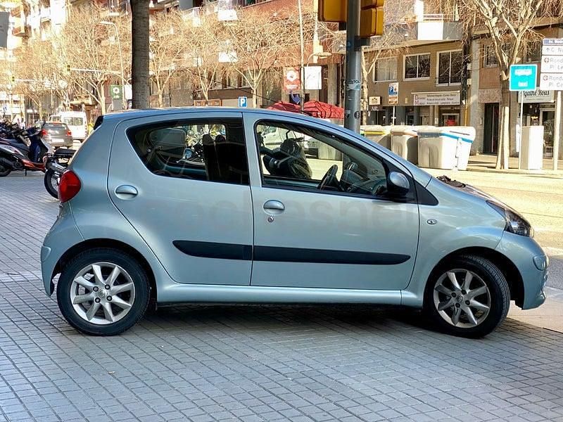 Usado Toyota Aygo 68 CV (50 kW) 2007 Gris / plata Utilitario