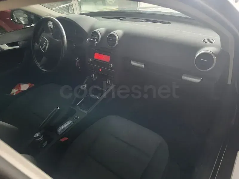 Usado Audi A3 Sportback Attraction 105 CV (77 kW) 2011 Negro Utilitario