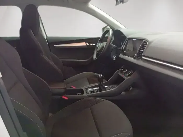 Usado Skoda Karoq Selection 115 CV (84 kW) 2024 Blanco SUV