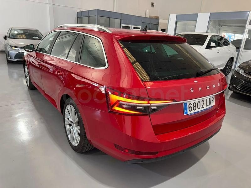 Usado Skoda Superb Style 150 CV (110 kW) 2021 Rojo Familiar