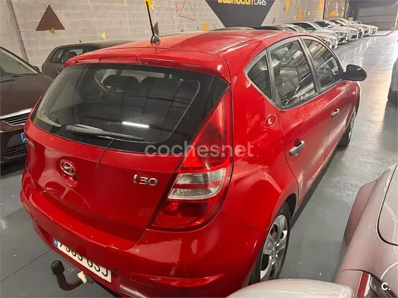 Usado Hyundai i30 Comfort 109 CV (80 kW) 2009 Rojo Berlina