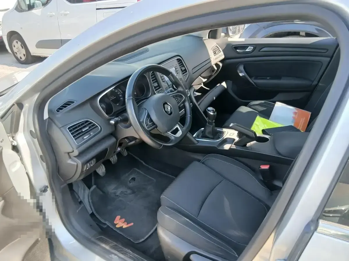 Usado Renault Mégane Business 116 CV (85 kW) 2019 Gris Utilitario