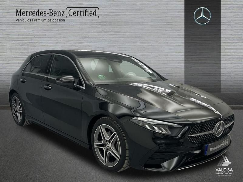 Usado Mercedes A180 AMG line 116 CV (85 kW) 2024 Negro noche Berlina