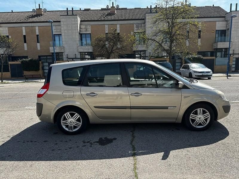 Usado Renault Grand Scénic II Privilege 110 CV (80 kW) 2006 Beige Monovolumen