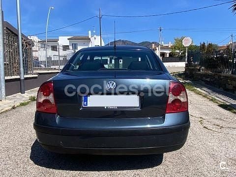 Usado VW Passat Highline 130 CV (95 kW) 2002 Azul Berlina