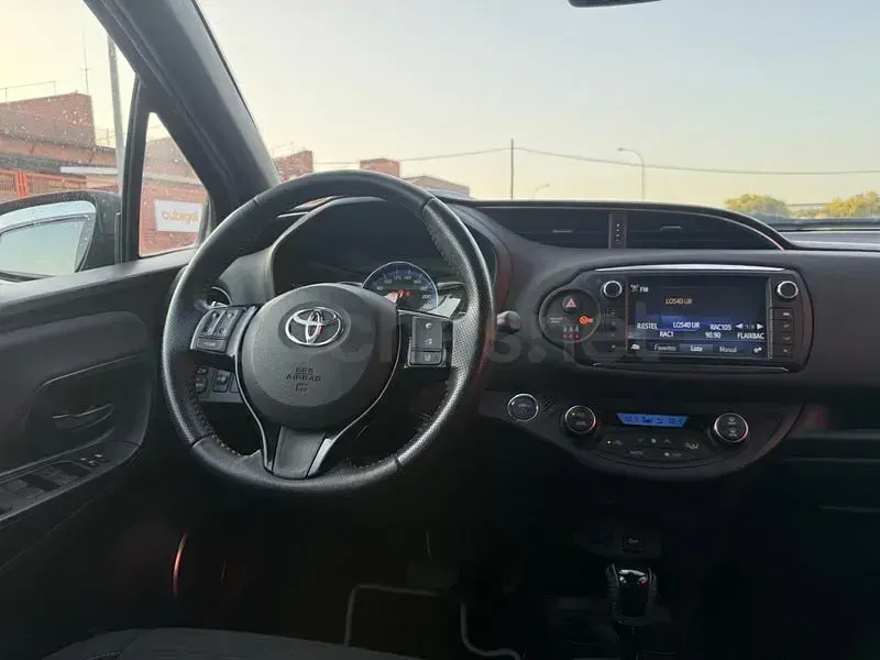 Usado Toyota Yaris Hybrid 100 CV (73 kW) 2016 Granate Berlina